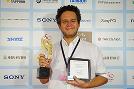 ＜Grand Prize＞　　Alejandro Guzmán Alvarez (Director)  “Walking Distance”